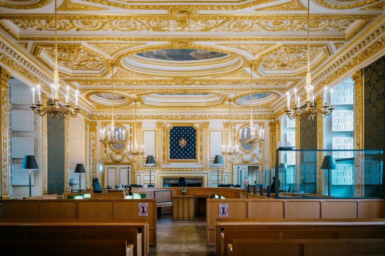 Tribunal Ornamentado Com Decoracoes Douradas E Lustres tdHPQQUjeWg