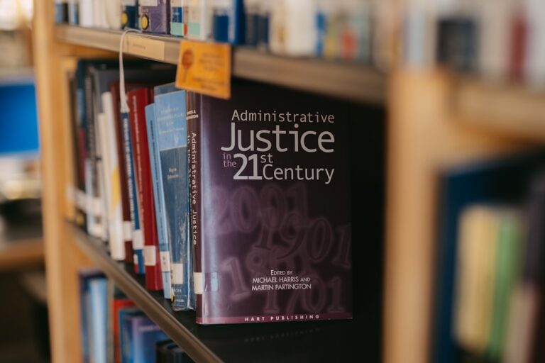 Um Livro Sobre Justica Administrativa Esta Em Uma Prateleira tA7ot5AzS8U