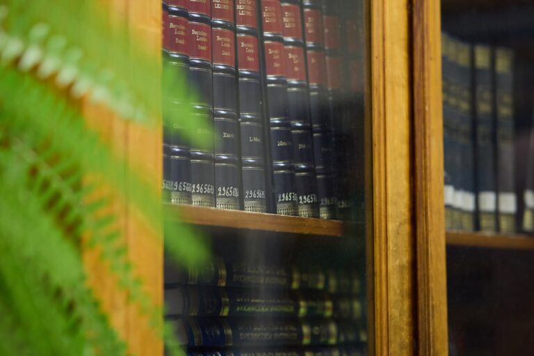 Estantes Cheias De Livros Antigos Em Uma Biblioteca cJukAhcqqLE
