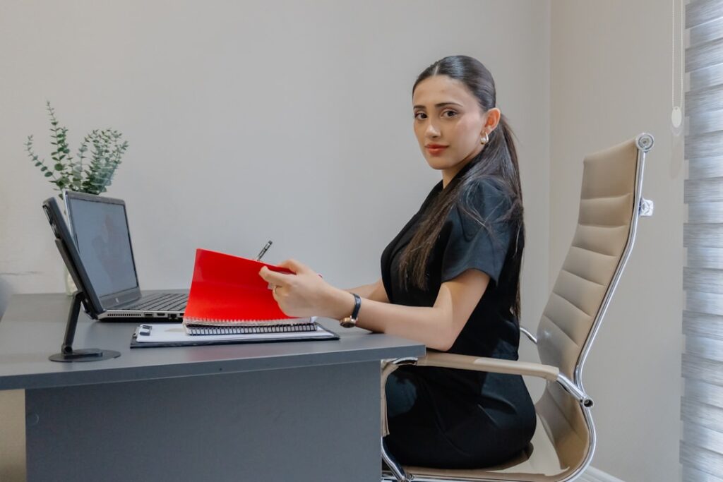 Mulher Trabalhando Na Mesa Com Laptop E Pasta Vermelha 57UZ1obpS2M