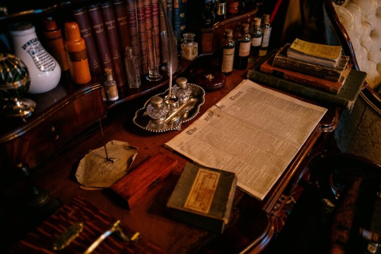 Mesa Velha Com Livros Tinteiro E Papeis znh0IwsP4kU