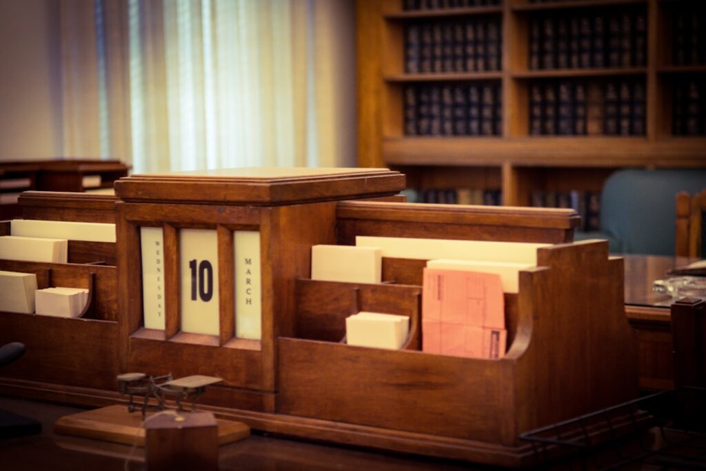 Um Modelo De Madeira De Uma Casa O5LpmpOqy0g