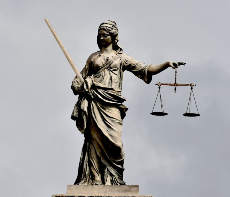Uma Estatua Da Justica Da Senhora Que Guarda Uma Espada E Uma Escala gYbOFTwcJx4