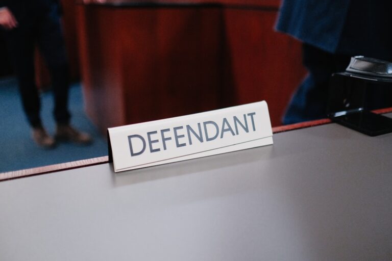 Uma Mesa Com Uma Placa Que Diz Defender DBTaFwnY4ig