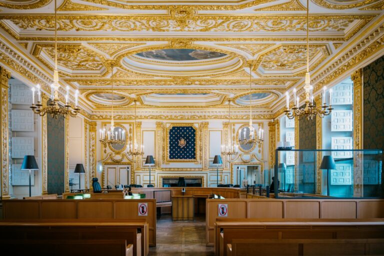 Tribunal Ornamentado Com Decoracoes Douradas E Lustres tdHPQQUjeWg