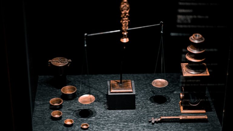Uma Vitrine Com Uma Balanca Copos E Outros Itens 8Y2JjK2XVmU
