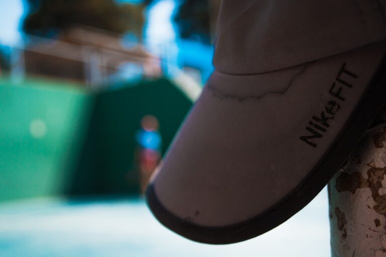 Um Close up Dos Sapatos De Uma Pessoa Em Um Skate uRud sdjgXA