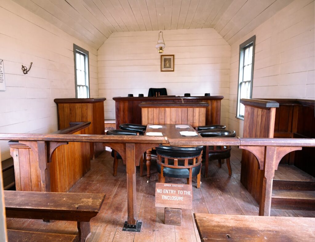 Um Tribunal Com Bancos De Madeira E Uma Mesa De Madeira n3t2LGyhYwk