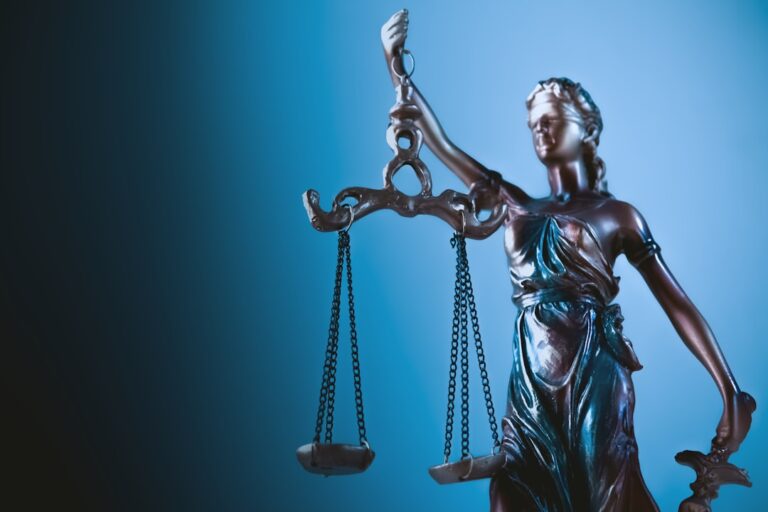 Estatua Da Justica Segurando Escamas Contra Fundo Azul zbQ5UaREHx4