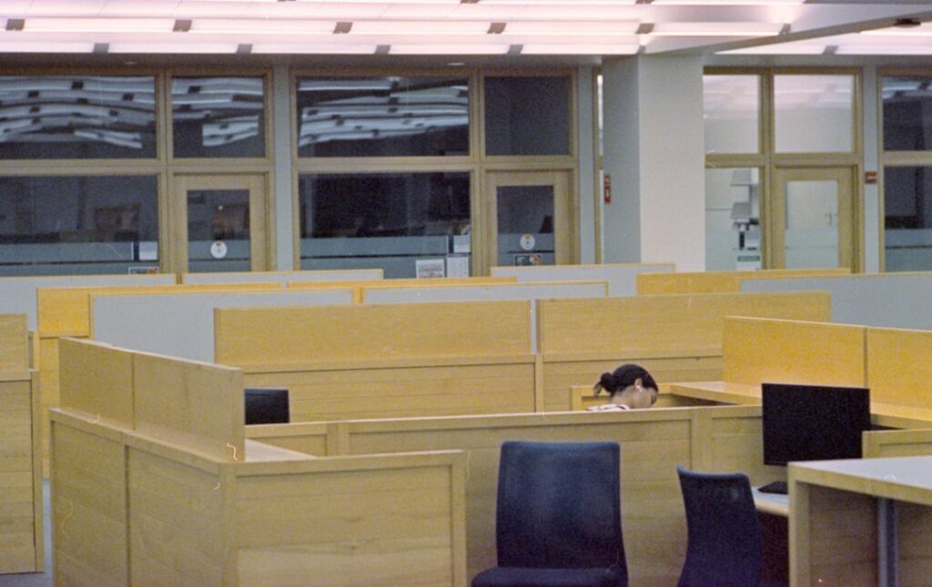 Pessoa Dormindo Em Uma Mesa Em Um Cubiculo De Biblioteca qmBWmRsSifU