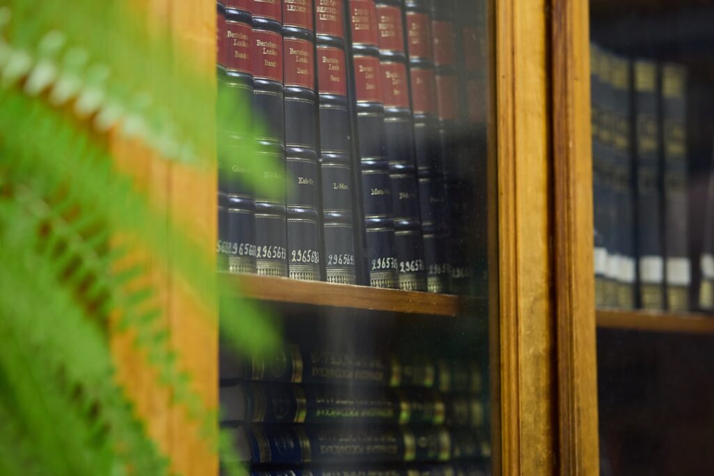 Estantes Cheias De Livros Antigos Em Uma Biblioteca cJukAhcqqLE