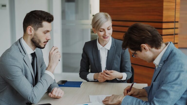 Pessoas De Negocios Assinando Um Contrato Em Uma Mesa iPheGw7_UaI