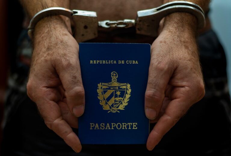 Uma Pessoa Com Um Passaporte Nas Maos KHkJf6zAJxA