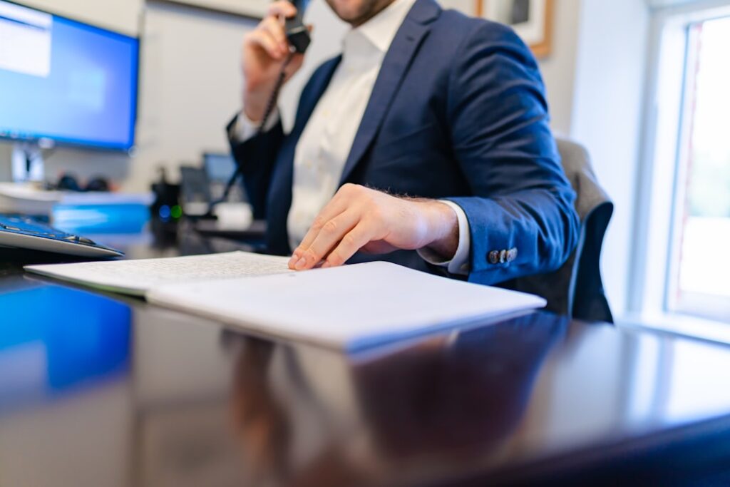 Um Homem Sentado Em Uma Mesa Escrevendo Em Um Pedaco De Papel IXbUjYOjtf8