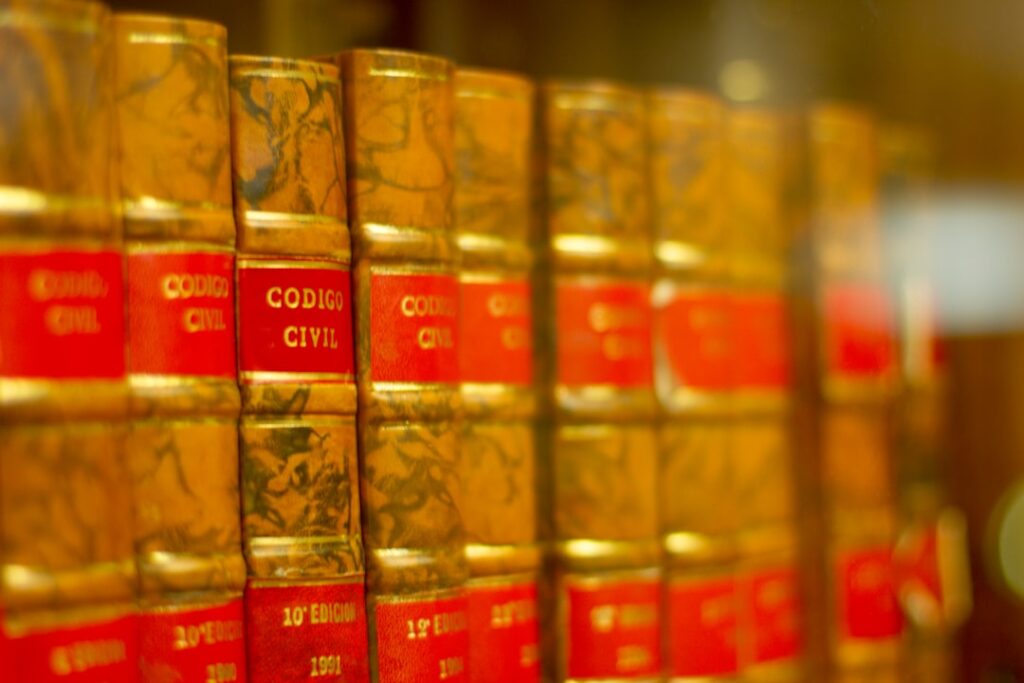 Uma Fileira De Livros Vermelhos E Amarelos Em Uma Estante 8wQ2K091qIk