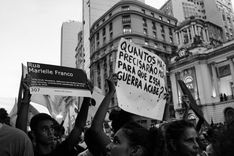 Fotografia Em Tons De Cinza De Pessoas Levantando Placas b2sIqkFeiy0