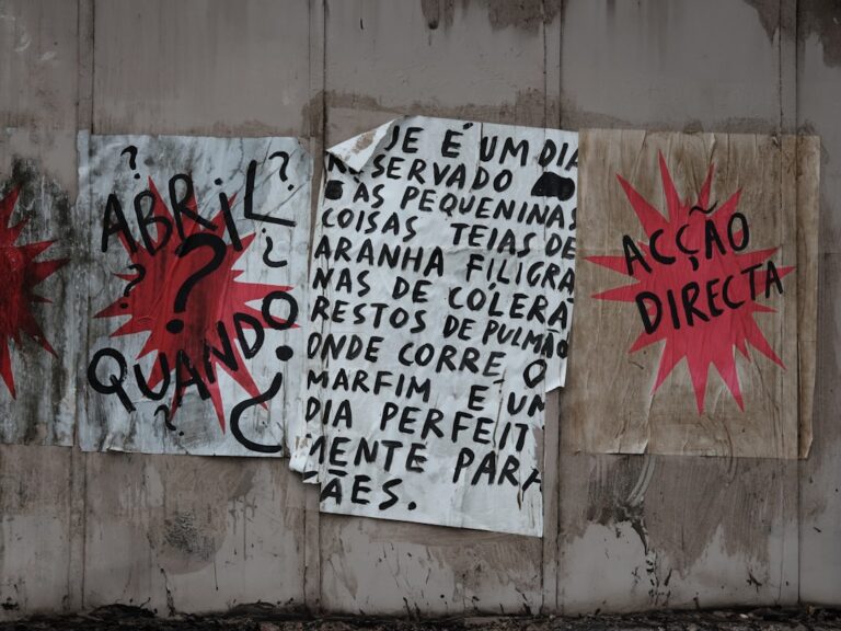 Uma Parede Com Alguns Grafites tnvq7zdC9Hk