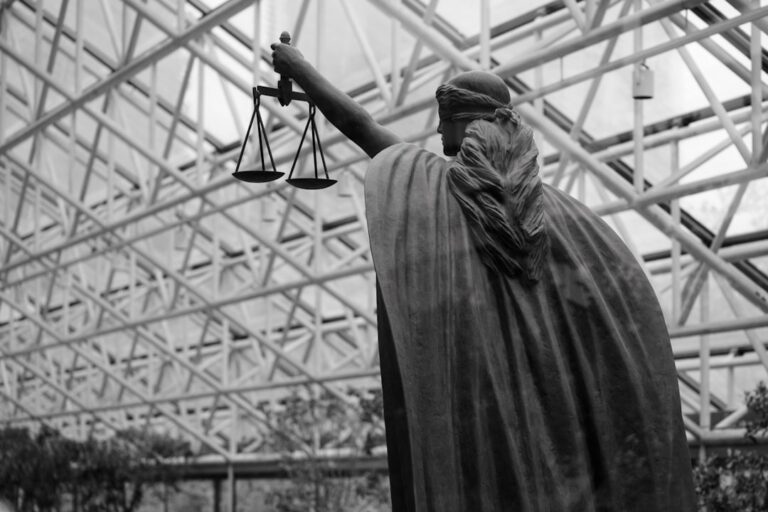 Estatua Da Senhora Justica Segurando Balancas Dentro De Casa kIM48Mpp9iY